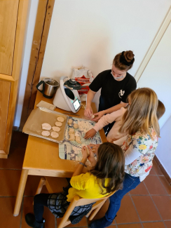 Kinder backen Brot